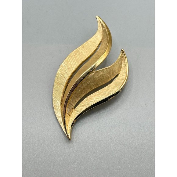 Signed TRIFARI Brushed Textured Gold Tone Leaf Brooch Swirled Simple Sleek Style - Picture 2 of 6